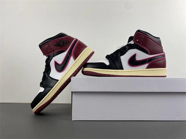 RelaxedFit AIR JORDAN 1 MID FQ7818- 3653